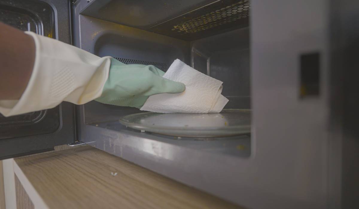Curățenie-fulger: Scapă de mizeria din cuptorul cu microunde. Metoda simplă!