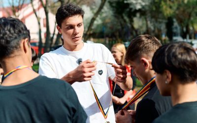 Sportivul român David POPOVICI a vizitat recent o casă familială din sectorul 4 al Capitalei, unde locuiesc 12 copii proveniți din medii vulnerabile