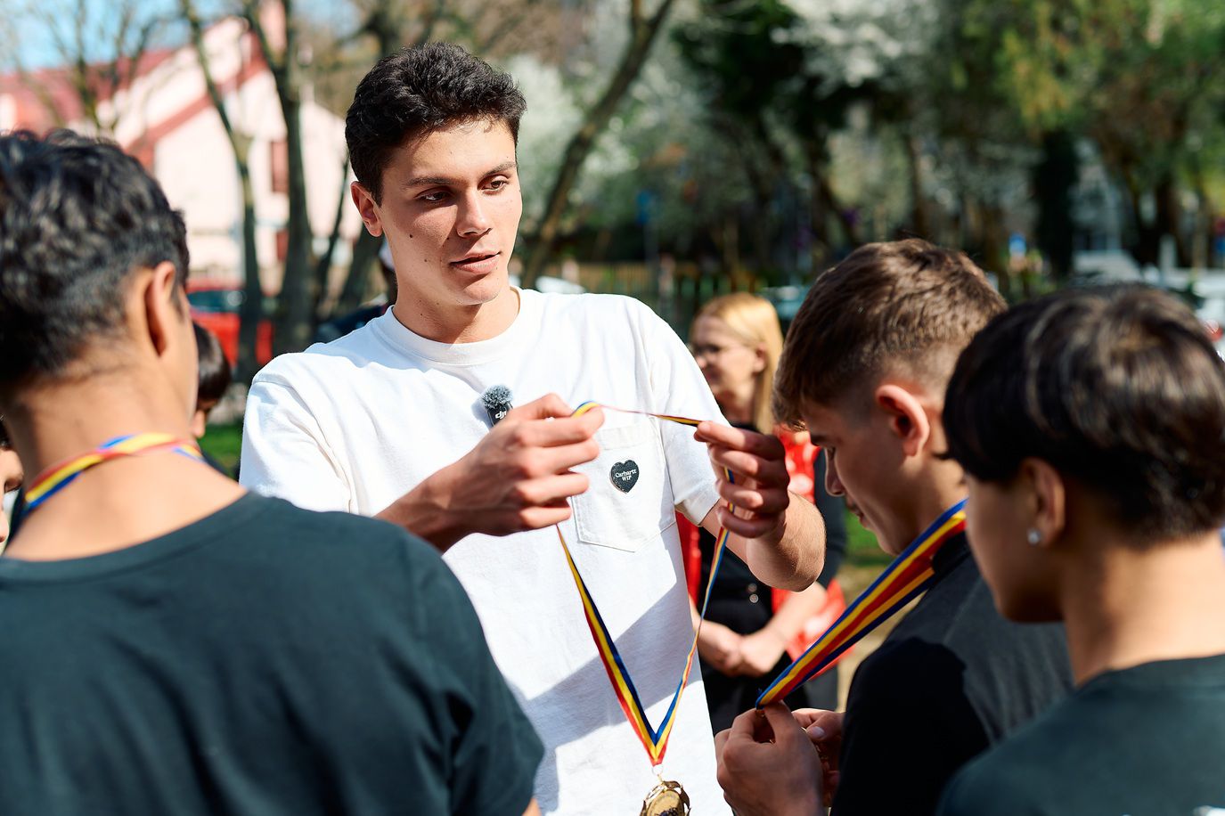 Sportivul român David POPOVICI a vizitat recent o casă familială din sectorul 4 al Capitalei, unde locuiesc 12 copii proveniți din medii vulnerabile