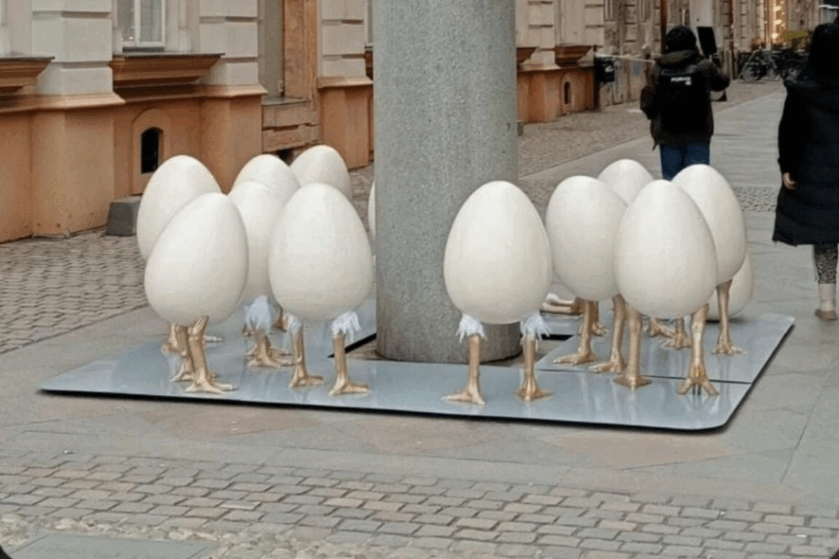 Sculptorul Virgil Scripcariu a solicitat Primăriei Timișoara să mute decorațiunile cu picioare, denumite „ouăle cu picioare”, amplasate lângă lucrarea sa artistică, „SuperMam”