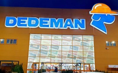 Dedeman, unul dintre cele mai cunoscute retaileruri de materiale de construcții și bricolaj din România, și-a păstrat numele distinctiv încă de la început, însă originile acestuia sunt adesea necunoscute publicului larg