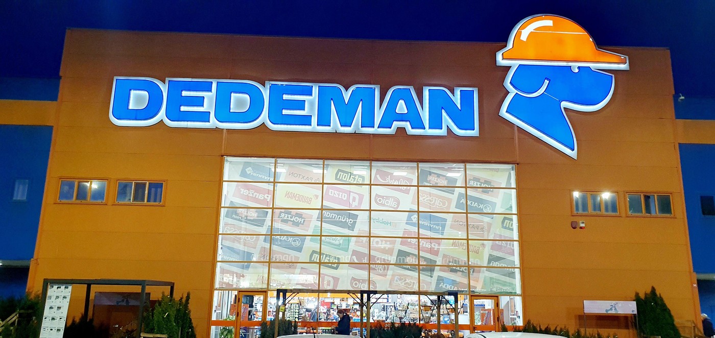 Dedeman, unul dintre cele mai cunoscute retaileruri de materiale de construcții și bricolaj din România, și-a păstrat numele distinctiv încă de la început, însă originile acestuia sunt adesea necunoscute publicului larg