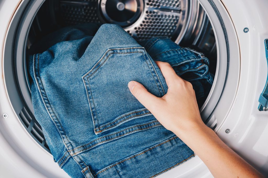 Cei mai mulți dintre noi suntem obișnuiți cu spălatul frecvent al hainelor, dar în cazul blugilor, o abordare mai relaxată ar putea fi de fapt benefică