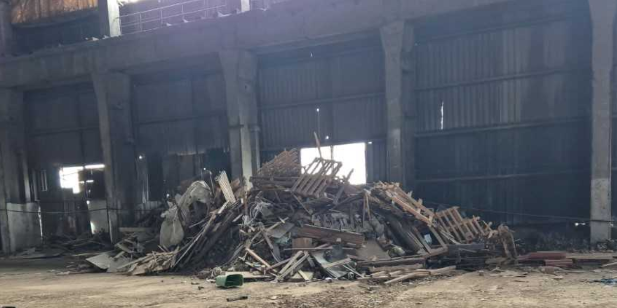 Amenzi-record la Hala Laminor: Garda de Mediu, șocată de gunoaie