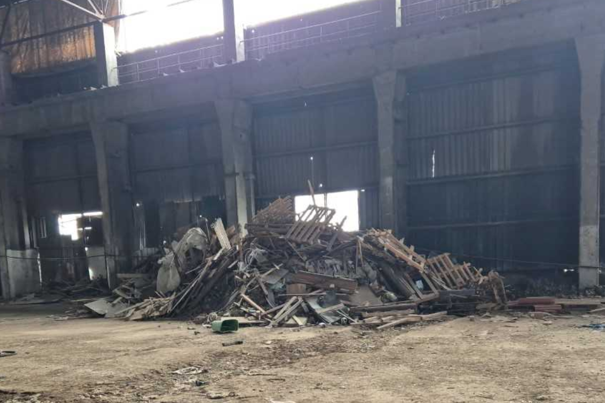 Garda de Mediu a aplicat amenzi în valoare de 130.000 de lei după ce a descoperit cantități impresionante de deșeuri depozitate ilegal în spatele Halei Laminor din București