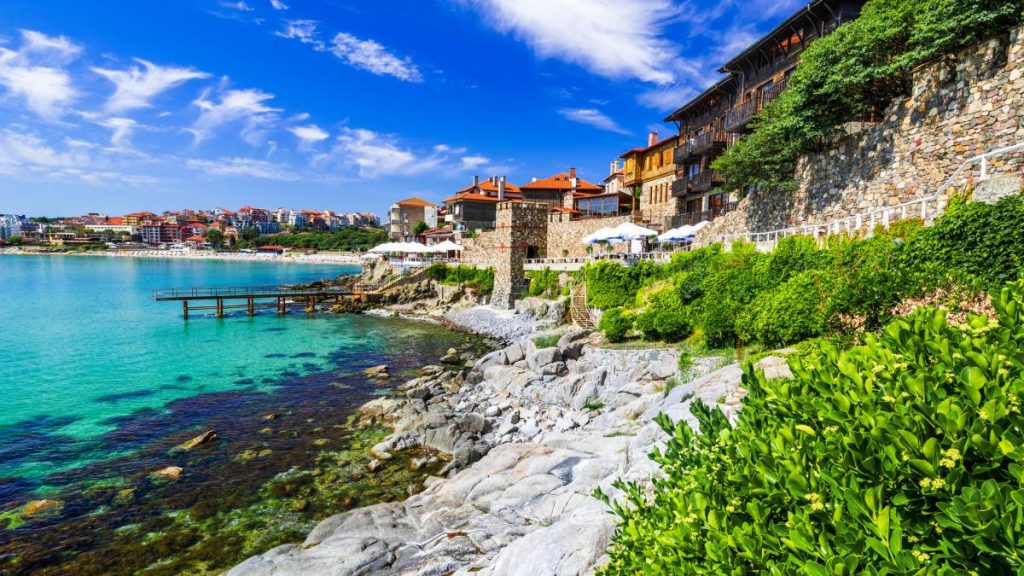 Destinația-secret a românilor: Amalfi ieftin, cu plaje și castele, aproape de România