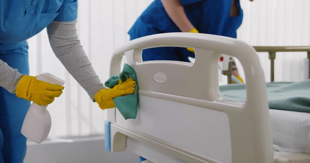 Dezinfectantul din spitale, pericol ascuns? Studiu alarmant despre rezistența bacteriilor
