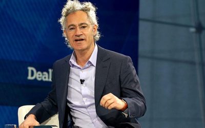 Directorul general al Palantir Technologies, Alex Karp, afirmă că pe măsură ce inteligența artificială devine tot mai prezentă în societate, doar două categorii de oameni vor avea un viitor profesional stabil