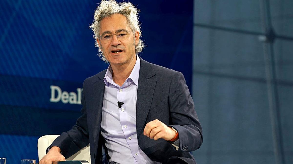 Directorul general al Palantir Technologies, Alex Karp, afirmă că pe măsură ce inteligența artificială devine tot mai prezentă în societate, doar două categorii de oameni vor avea un viitor profesional stabil