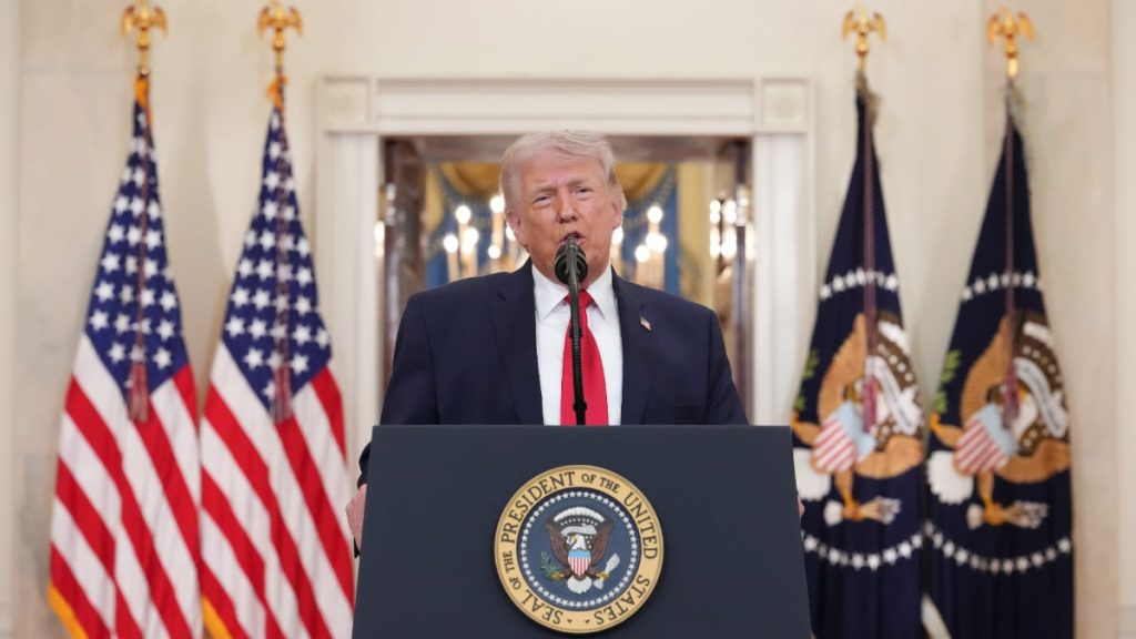 Trump: Sute de tancuri petroliere, goana după petrolul american