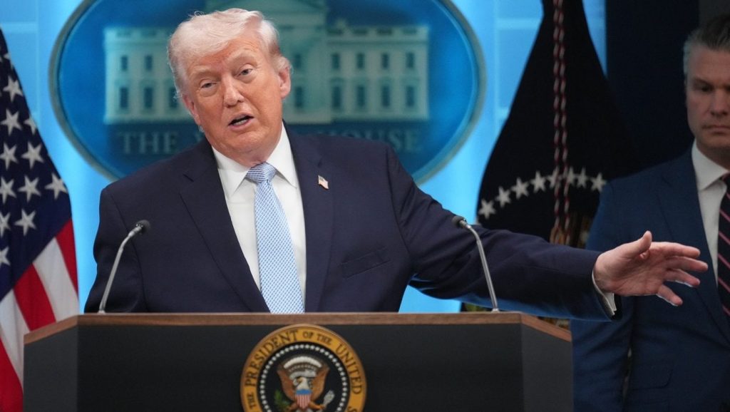 Donald Trump amenință Iranul cu distrugere într-o singură noapte Președintele Statelor Unite, Donald Trump, a declarat luni, într-o conferință de presă, că Iranul ar putea fi „distrus” într-o singură noapte, afirmând că această noapte „ar putea” fi chiar marți seara