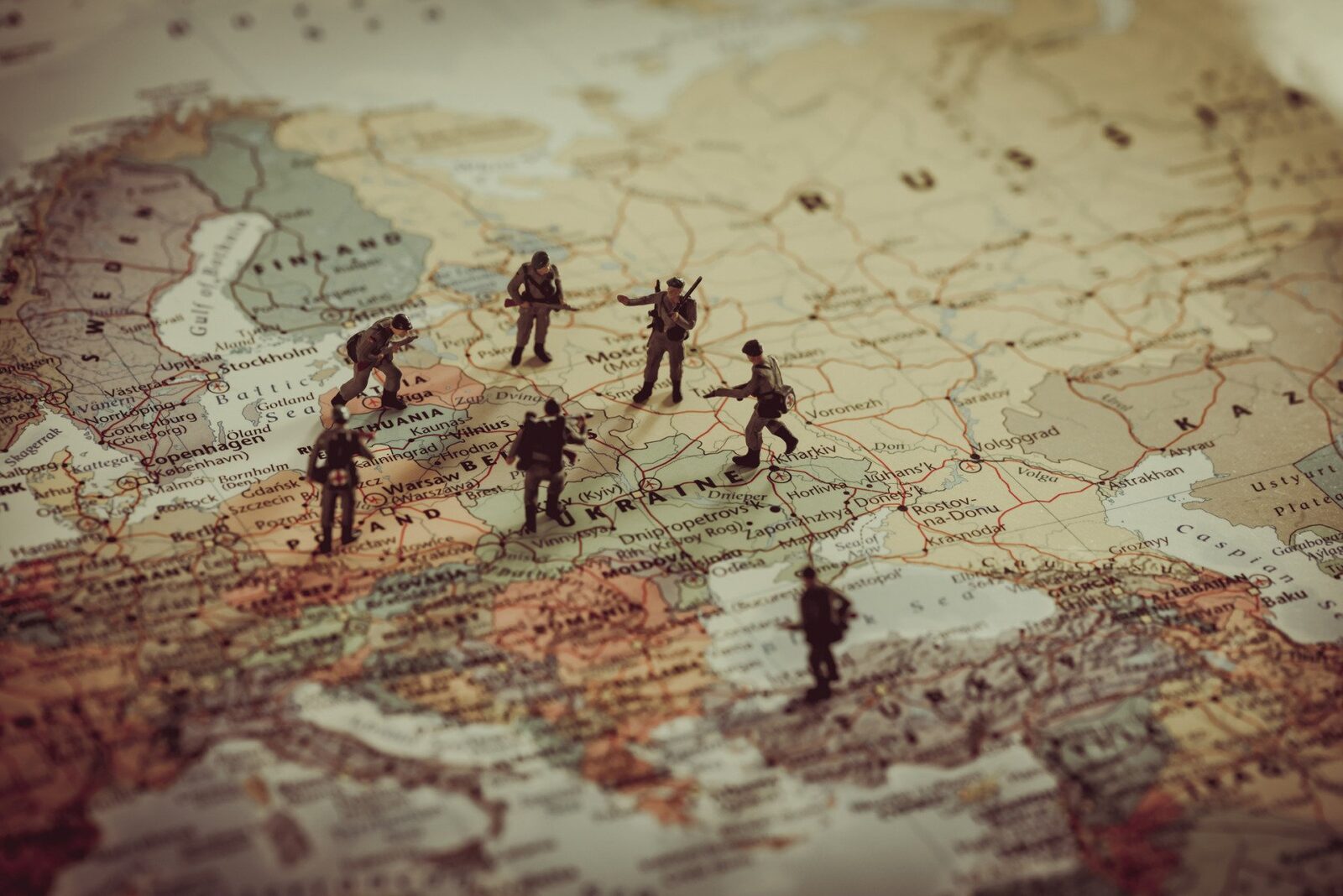 Președintele SUA, Donald Trump, amenință din nou NATO, alimentând incertitudini în relațiile internaționale Donald Trump, fostul președinte al Statelor Unite, continuă să își manifeste nemulțumirea față de alianța NATO, declarând că SUA ar putea părăsi organizația, ceea ce a provocat reacții din partea aliaților europeni