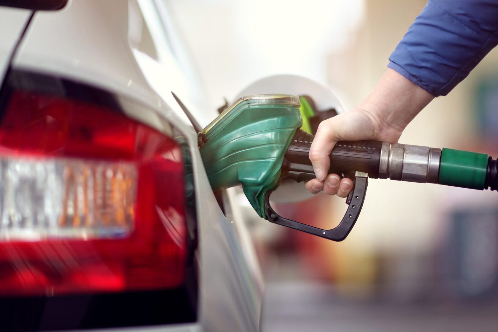 Noi scumpiri la pompă: Cât plătim AZI pe motorină și benzină în România