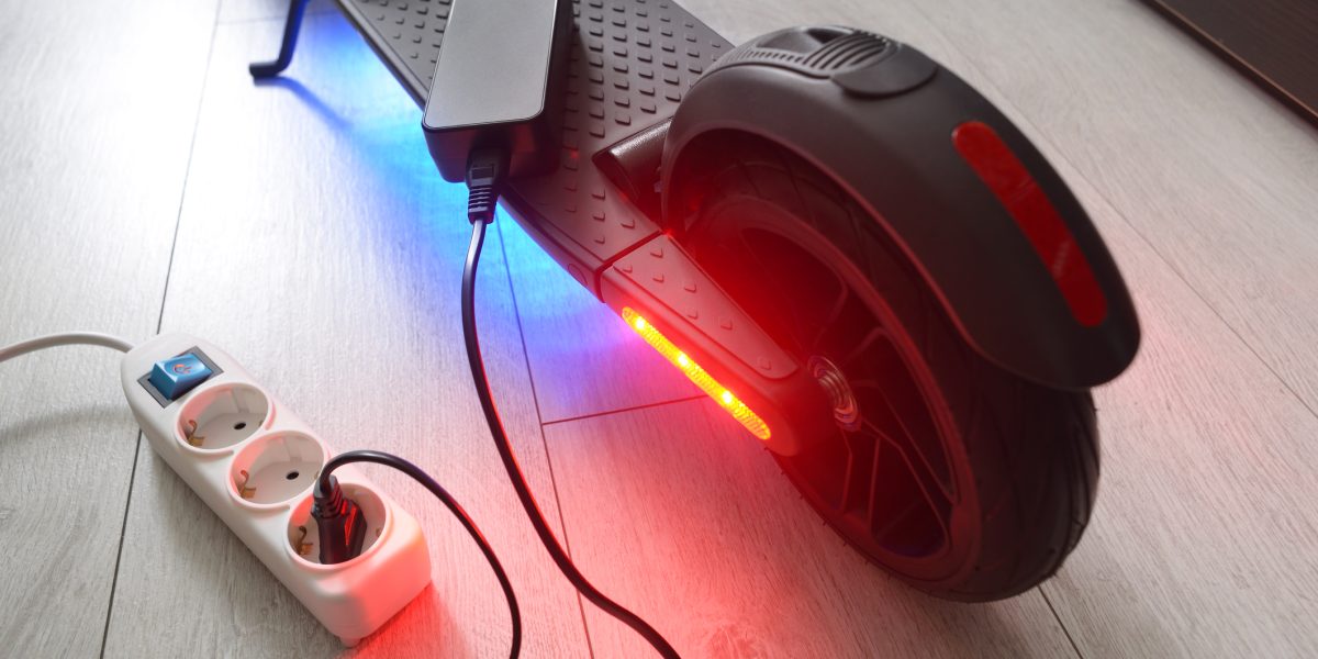 Încă un incendiu: Trotinetele electrice, pericol ascuns la priză. Sfaturile experților
