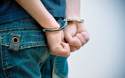 Un tânăr de 23 de ani a fost reținut miercuri dimineață de polițiștii Capitalei, fiind suspectat de postarea pe o rețea de socializare a unui mesaj cu caracter fascist, legionar și rasist