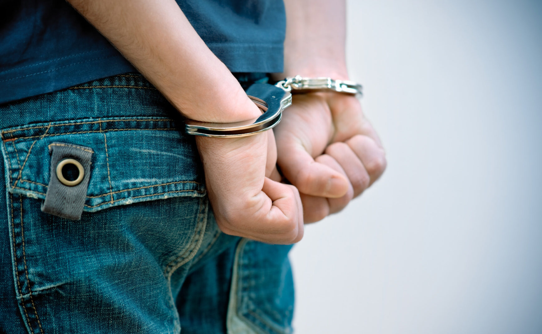 Un tânăr de 23 de ani a fost reținut miercuri dimineață de polițiștii Capitalei, fiind suspectat de postarea pe o rețea de socializare a unui mesaj cu caracter fascist, legionar și rasist