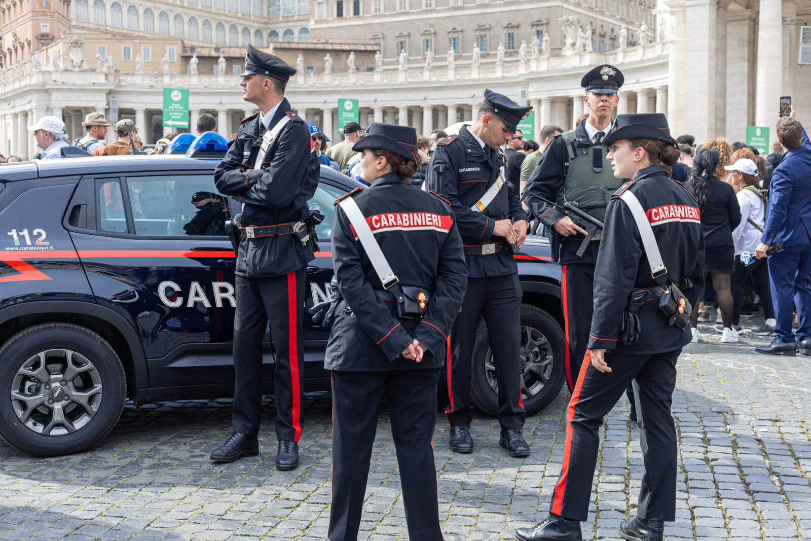 Jaf ARMAt la o bancă din Napoli: Hoții cu măști de vedete, evadare prin canalizare