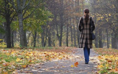 O „doula a morții” liniștește sufletele: Cum ajută oamenii să treacă prin moarte