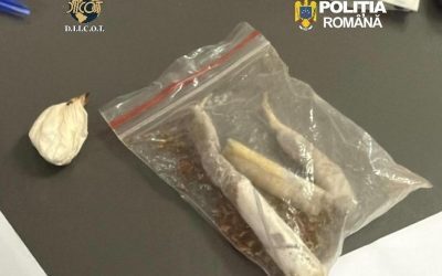 Procurorii DIICOT Cluj au dispus reținerea a doi bărbați, în vârstă de 43 și 49 de ani, suspectați de trafic de droguri de mare risc, începând cu vara anului 2023 și până în luna aprilie 2026