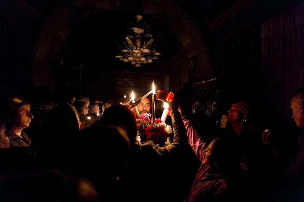 Trei din patru români, la slujba de Înviere: Sondaj de ultimă oră