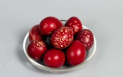 Cât pot sta OUĂLE roșii la frigider? Află trucurile de la gospodine