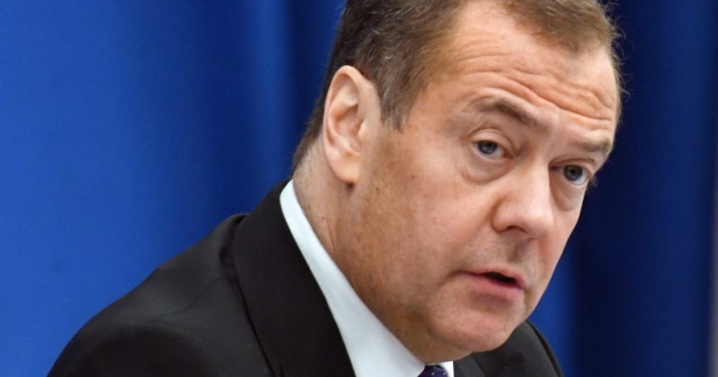 Medvedev, redactor-șef: Ce vor învăța copiii ruși în noile manuale