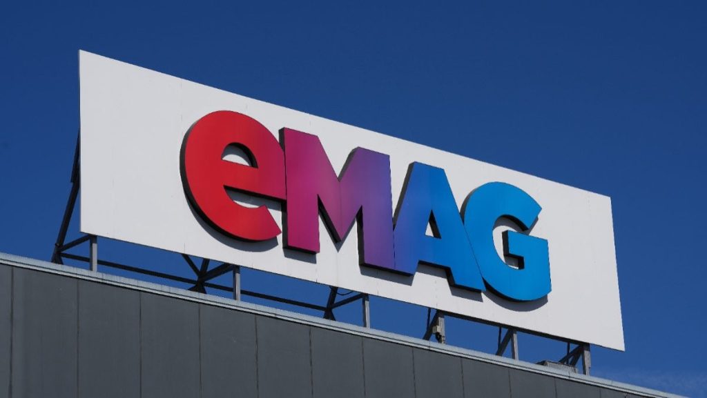 eMAG bagă o taxă ascunsă de până la 3,99 lei la fiecare comandă