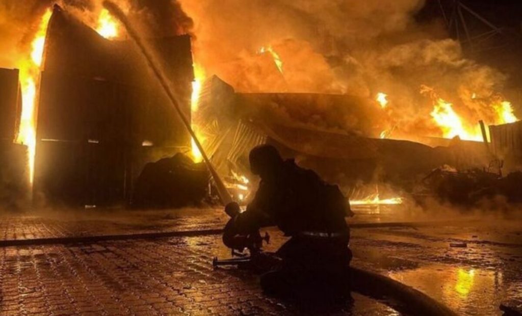 Doi tineri, reținuți la Galați: Au incendiat o casă, riscă ani grei de pușcărie