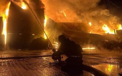 Doi tineri, reținuți la Galați: Au incendiat o casă, riscă ani grei de pușcărie
