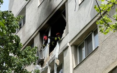 Incendiul a izbucnit în după-amiaza zilei de duminică într-un apartament din Sectorul 3 al Capitalei, fiind provocat de o trotinetă electrică lăsată la încărcat peste noapte Un incendiu devastator s-a produs în București, într-un apartament situat la etajul 10 al unui bloc de apartamente din Sectorul 3