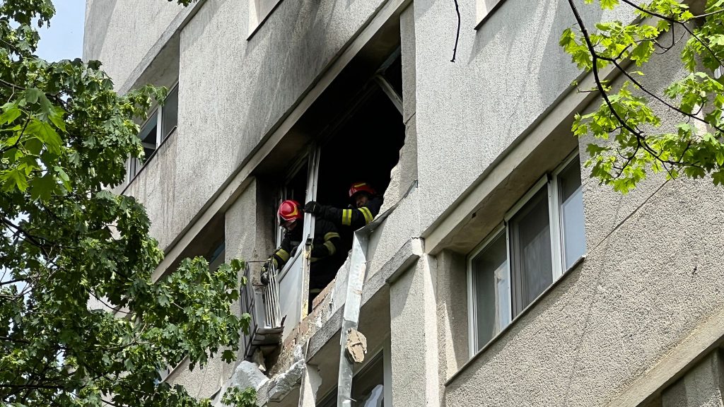 Incendiul a izbucnit în după-amiaza zilei de duminică într-un apartament din Sectorul 3 al Capitalei, fiind provocat de o trotinetă electrică lăsată la încărcat peste noapte Un incendiu devastator s-a produs în București, într-un apartament situat la etajul 10 al unui bloc de apartamente din Sectorul 3