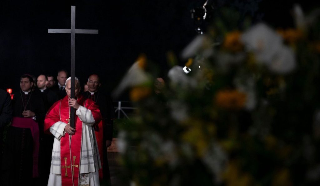 Papa Leon a purtat crucea de lemn în timpul procesiunii din Vinerea Mare, într-un moment istoric pentru Biserica Catolică