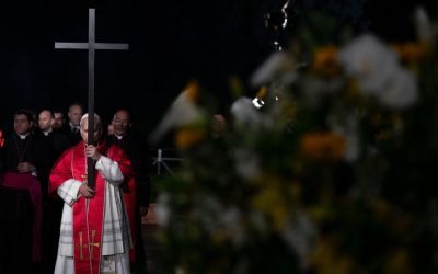 Papa Leon a purtat crucea de lemn în timpul procesiunii din Vinerea Mare, într-un moment istoric pentru Biserica Catolică