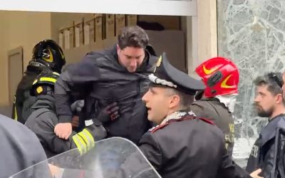 Jaf ARMAt la Napoli: Bandiții au luat 25 de ostatici și au speriat orașul