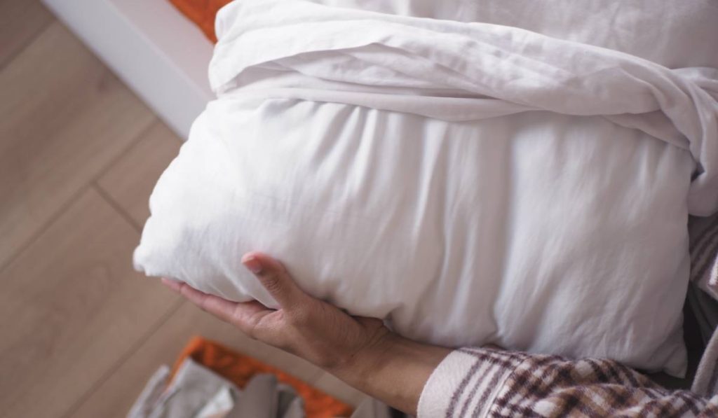 Cât de des schimbi fața de pernă? Află secretul pentru un somn sănătos