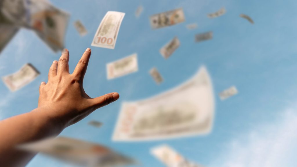 Ceartă teribilă: O femeie a aruncat 160.000 de dolari de la balcon