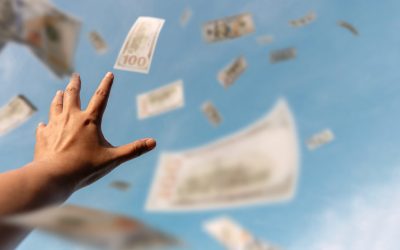 Ceartă teribilă: O femeie a aruncat 160.000 de dolari de la balcon