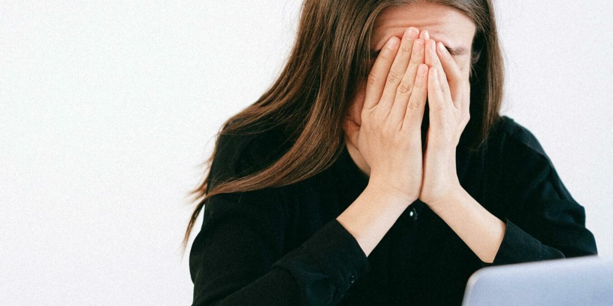 Milenialii, generația „cocoașă” din cauza ecranelor: avertismentul experților