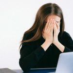 Milenialii, generația „cocoașă” din cauza ecranelor: avertismentul experților