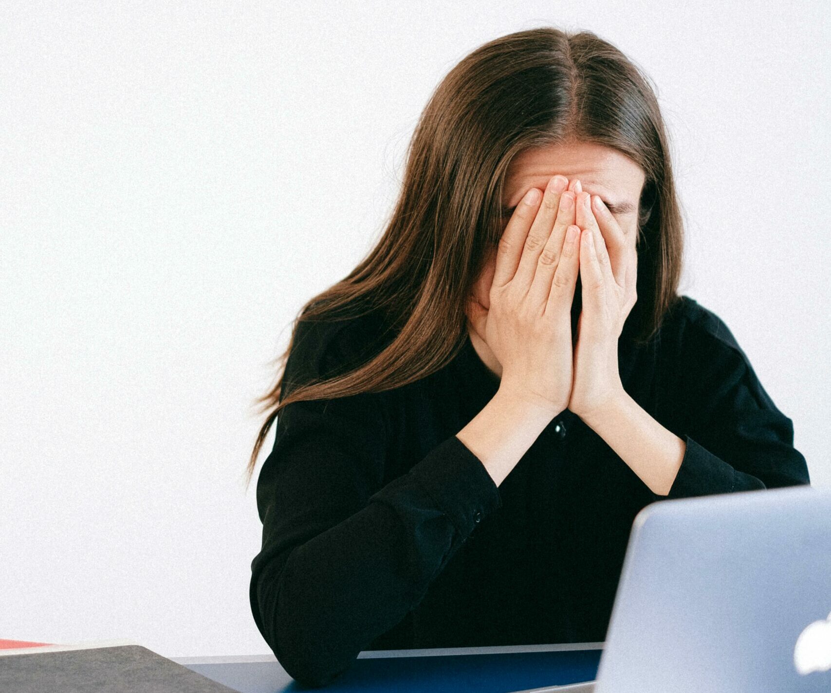 Utilizarea excesivă a tehnologiei, un pericol ascuns pentru coloana vertebrală – avertismentele specialiștilor Utilizarea constantă a telefoanelor mobile, a computerelor și a tabletelor începe să-și pună amprenta asupra sănătății fizice a oamenilor