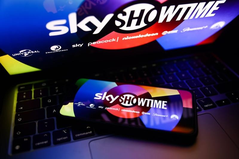 Fără internet în vacanță? Așa descarci filme de pe SkyShowtime și le urmărești offline