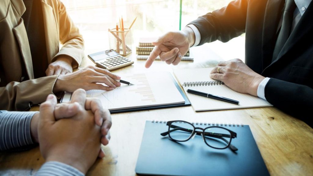 Afacerile de familie, lovite de succesiuni: Ce urmează pentru economie?