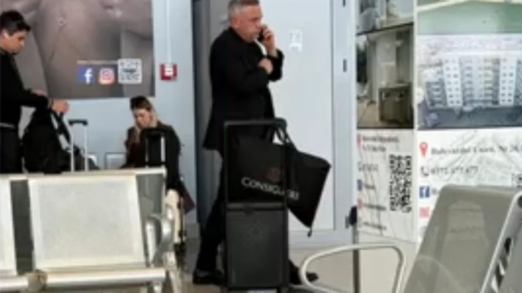 Barbu, pozat cu geanta Vuitton de 5000 euro: „Nu știu ce e!”