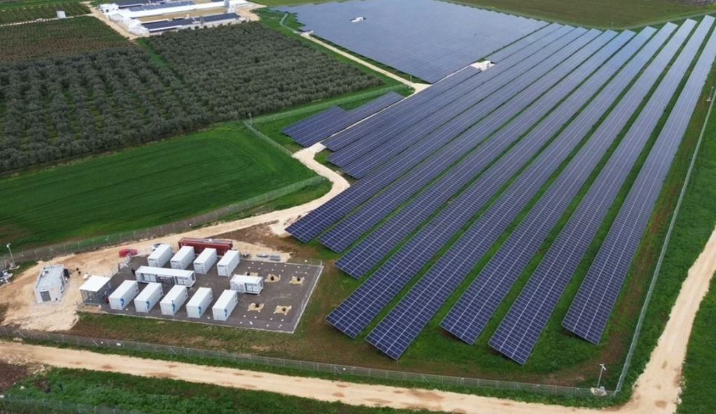 Autorizație pentru proiectul de stocare a energiei electrice la Părău, în jurul unui amplasament larg de energie solară Comitetul de Reglementare al Autorității Naționale de Reglementare în domeniul Energiei (ANRE) urmează să aprobe, în ședința programată pentru data de 7 aprilie, acordarea autorizației de înființare pentru noua instalație de stocare a energiei electrice solicitată de societatea HELIOLUX S.R.L