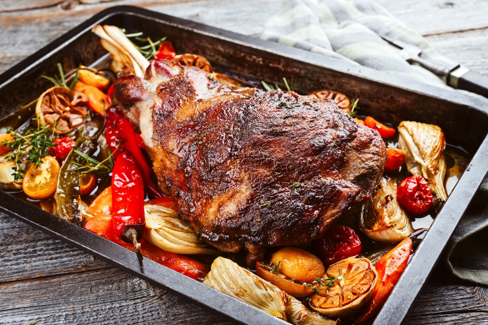 Marinează mielul ca un chef: Friptură ce se topește în gură!