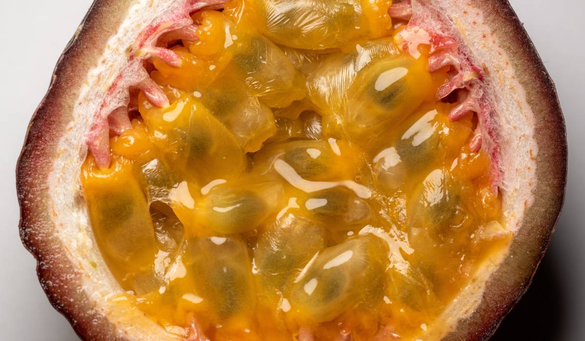 Un nou potențial terapeut pentru boala Alzheimer, descoperit în fructul pasiunii Un studiu recent publicat în revista Advanced Science a identificat o moleculă extrasă din fructul pasiunii, numită alpha-amyrin, ca având un efect promițător în protejarea creierului și în încetinirea progresiei bolii Alzheimer