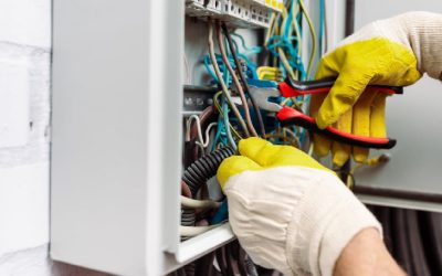 Primarul unei comune din Mureș, Spiru Șerban Crăciun, și un electrician au fost plasați sub control judiciar pentru 60 de zile, fiind acuzați de fraudă cu energie electrică pe o perioadă de aproape cinci ani