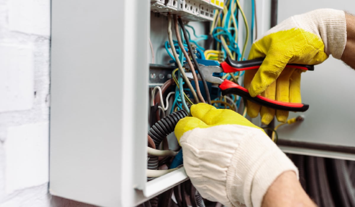 Primarul unei comune din Mureș, Spiru Șerban Crăciun, și un electrician au fost plasați sub control judiciar pentru 60 de zile, fiind acuzați de fraudă cu energie electrică pe o perioadă de aproape cinci ani