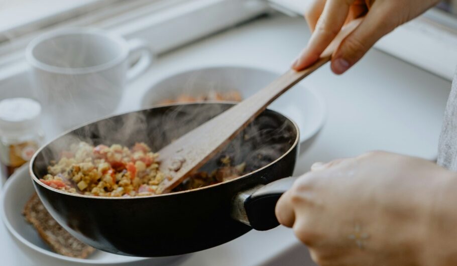 Studiile recente contestă rolul exclusiv al neuronilor în controlul senzației de sațietate Când stomacul este plin, modul în care creierul știe să oprească mâncatul a fost pentru mult timp considerat o problemă răspunsul neuronilor din hipotalamus