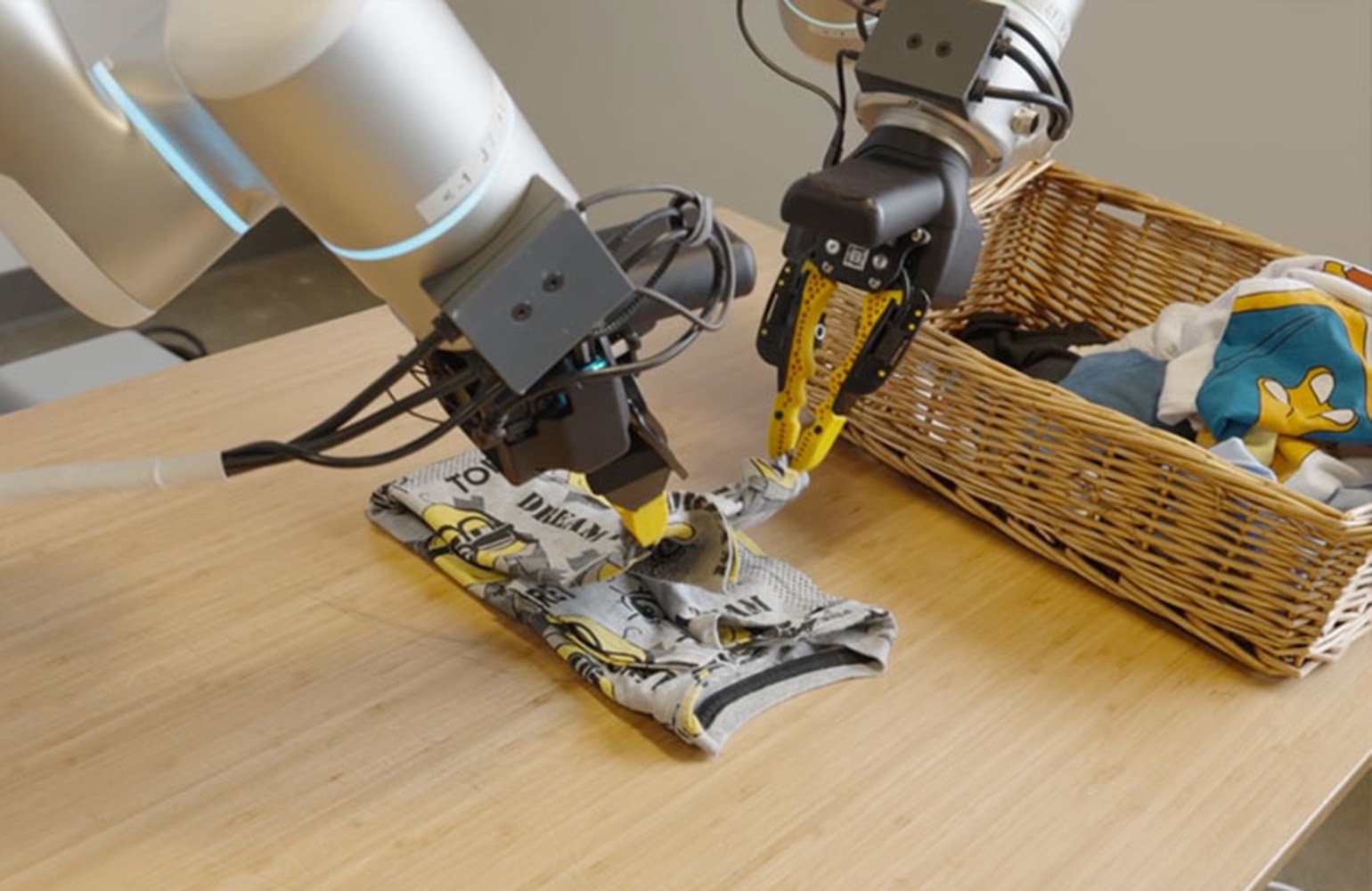 Gen-1, robotul aproape uman care promite să facă ordine în casă fără greșeli